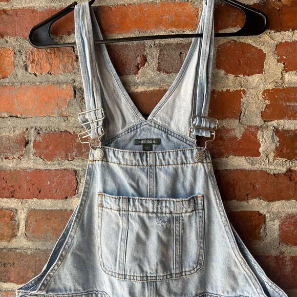 Wild Fable Women's Overall Shorts Distressed Light Wash Frayed Ends, size Large - Picture 3 of 11